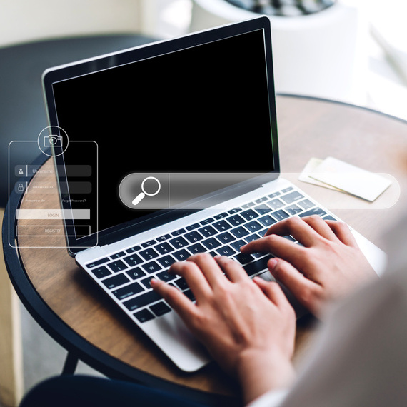 パソコンでインターネット検索をする人