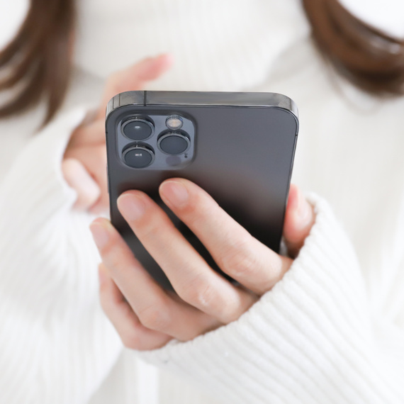 スマホを構う女性