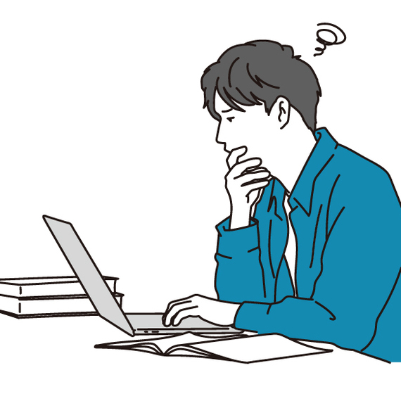 パソコンの前で悩む男性